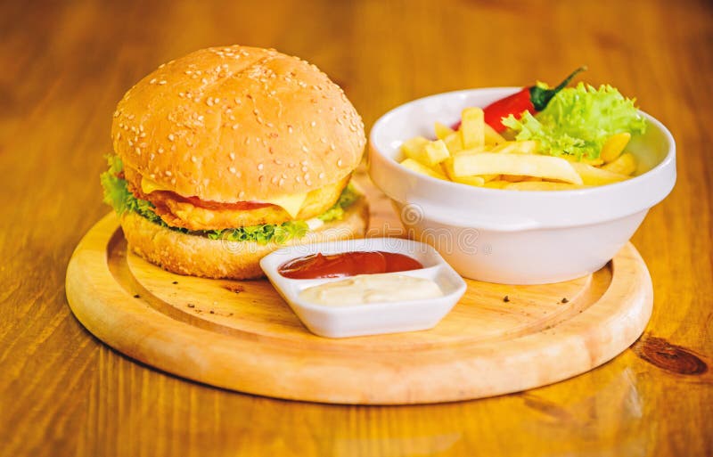 Εξαπατήστε το γεύμα Εύγευστο burger με τους σπόρους σουσαμιού Burger επιλογές Υψηλό πρόχειρο φαγητό θερμίδας Χάμπουργκερ και τηγα στοκ εικόνες