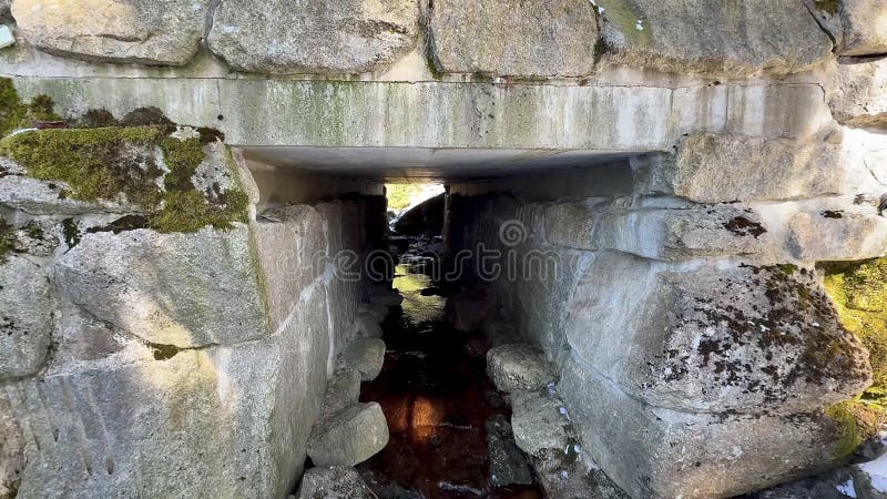 Εξερευνήστε την Αρχαία Πέτρινη Δομή με ένα πηγάδι νερού που ρέει σε ένα όμορφο τοπίο ελεύθερη απεικόνιση δικαιώματος