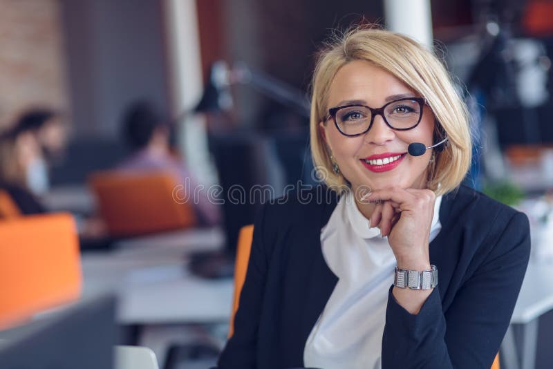 Εξυπηρέτηση πελατών αντιπροσωπευτική στην εργασία Όμορφη νέα γυναίκα στην κάσκα που λειτουργεί στον υπολογιστή στοκ φωτογραφίες με δικαίωμα ελεύθερης χρήσης Εξυπηρέτηση πελατών αντιπροσωπευτική στην εργασία Όμορφη νέα γυναίκα στην κάσκα που λειτουργεί στον υπολογιστή στοκ φωτογραφίες με δικαίωμα ελεύθερης χρήσης