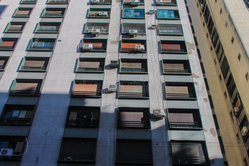 Εξωτερικά παράθυρα της πόλης Vintage Building Exterior Brick City στοκ εικόνα Εξωτερικά παράθυρα της πόλης Vintage Building Exterior Brick City στοκ εικόνα