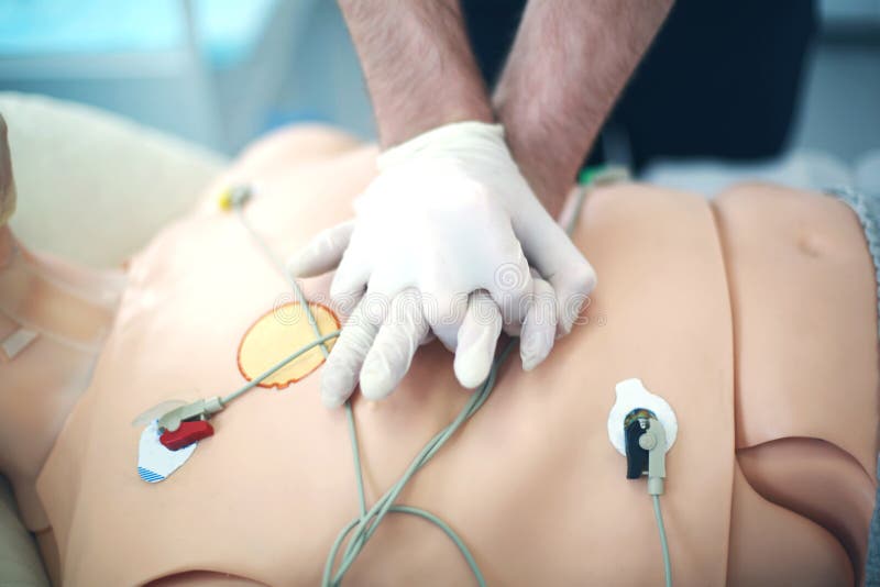 Εξωτερικό καρδιακό μασάζ Ιατρικό ομοίωμα Χρήση των ιατρικών κουκλών για την άσκηση των ιατρικών δεξιοτήτων στοκ εικόνες Εξωτερικό καρδιακό μασάζ Ιατρικό ομοίωμα Χρήση των ιατρικών κουκλών για την άσκηση των ιατρικών δεξιοτήτων στοκ εικόνες