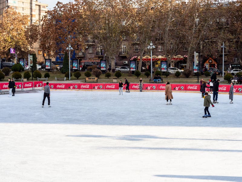 εξωτερικό παγοδρόμιο σε λίμνη σουάν στην πόλη ερεβάν στοκ φωτογραφία