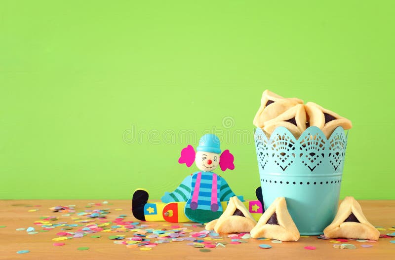 εορτασμός purim ιδέα εβραϊκό καρναβάλι πάνω από ξύλινο τραπέζι και πράσινο φόντο στοκ εικόνα