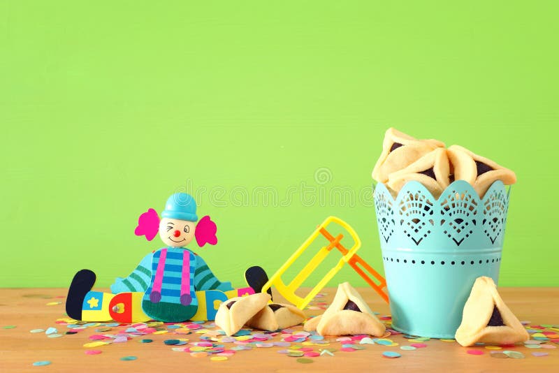 εορτασμός purim ιδέα εβραϊκό καρναβάλι πάνω από ξύλινο τραπέζι και πράσινο φόντο στοκ εικόνα