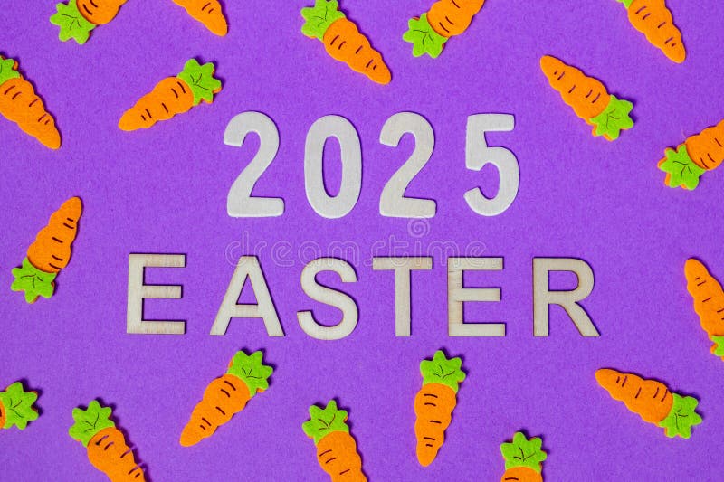 εορταστικό πάσχα 2025 διακόσμηση με ξύλινα γράμματα και πολύχρωμα καρότα από πίλημα σε ζωντανό μοβ φόντο που συμβολίζει την άνοιξη ελεύθερη απεικόνιση δικαιώματος