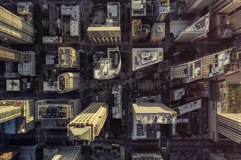 επάνω κάτω κεραία θέα στο σικάγο ουρανοξύστες στο κέντρο. αστικό δίκτυο με δρόμους και ψηλά κτίρια