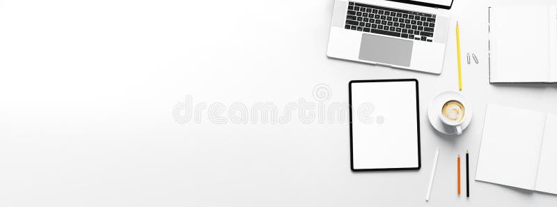 επάνω όψη ευρέος πίνακα εργασίας με κενό tablet οθόνης και βιβλίο σημειώσεων με κούπα καφέ και επιστολόχαρτο για banner σχεδίασης στοκ εικόνα