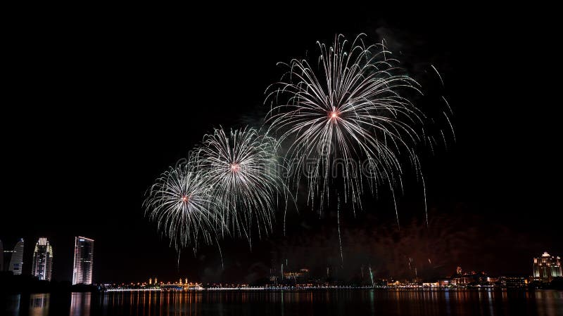 Επίδειξη πυροτεχνημάτων σε Putrajaya στοκ φωτογραφία με δικαίωμα ελεύθερης χρήσης Επίδειξη πυροτεχνημάτων σε Putrajaya στοκ φωτογραφία με δικαίωμα ελεύθερης χρήσης