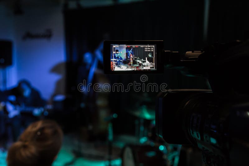 Επίδειξη LCD στο camcorder Μαγνητοσκόπηση της συναυλίας Μουσικοί που παίζουν τις διπλούς πέρκες, το συνθέτη, την κιθάρα και την κ στοκ φωτογραφίες με δικαίωμα ελεύθερης χρήσης Επίδειξη LCD στο camcorder Μαγνητοσκόπηση της συναυλίας Μουσικοί που παίζουν τις διπλούς πέρκες, το συνθέτη, την κιθάρα και την κ στοκ φωτογραφίες με δικαίωμα ελεύθερης χρήσης