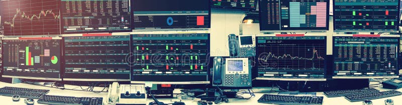 Επίδειξη των αποσπασμάτων και του διαγράμματος χρηματιστηρίου στο roo υπολογιστών οργάνων ελέγχου στοκ εικόνες με δικαίωμα ελεύθερης χρήσης Επίδειξη των αποσπασμάτων και του διαγράμματος χρηματιστηρίου στο roo υπολογιστών οργάνων ελέγχου στοκ εικόνες με δικαίωμα ελεύθερης χρήσης
