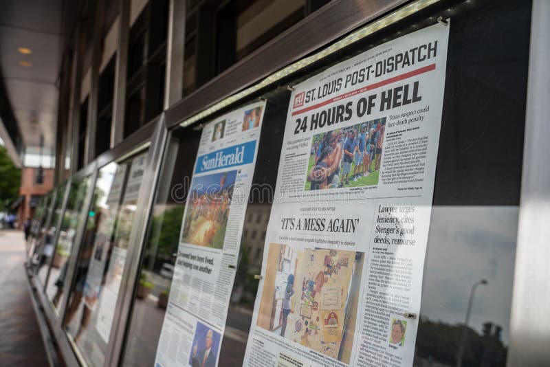 Επίδειξη των εφημερίδων έξω από το Newseum, ένα μουσείο δημοσιογραφίας Οι εφημερίδες παρουσιάζουν τους τίτλους στοκ φωτογραφία Επίδειξη των εφημερίδων έξω από το Newseum, ένα μουσείο δημοσιογραφίας Οι εφημερίδες παρουσιάζουν τους τίτλους στοκ φωτογραφία