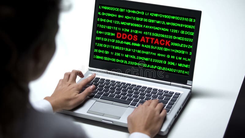 Επίθεση Ddos στο όργανο ελέγχου lap-top, εργασία γυναικών στην αρχή, cybercrime προστασία στοκ εικόνες Επίθεση Ddos στο όργανο ελέγχου lap-top, εργασία γυναικών στην αρχή, cybercrime προστασία στοκ εικόνες