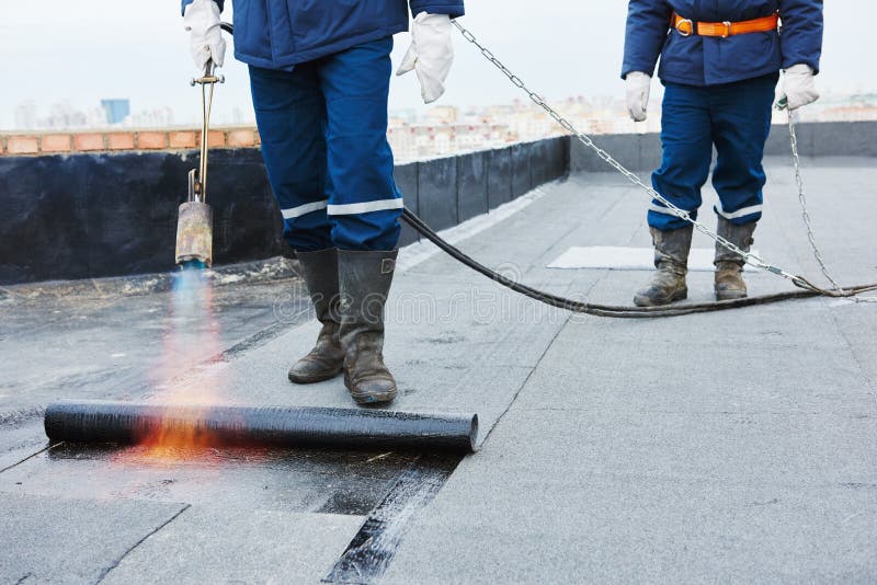Επίπεδη εγκατάσταση στεγών Θερμαντικό και λειώνοντας υλικό κατασκευής σκεπής πίσσας αισθητό στοκ εικόνα