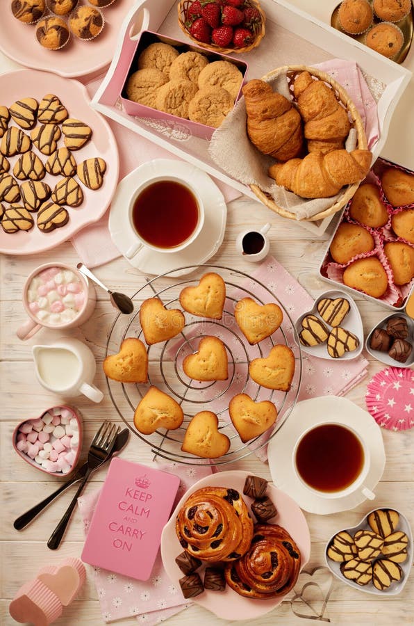 Επίπεδος βάλτε τα κέικ και τα μπισκότα, muffins και τους ρόλους, τα μπισκότα και το swee στοκ φωτογραφία με δικαίωμα ελεύθερης χρήσης Επίπεδος βάλτε τα κέικ και τα μπισκότα, muffins και τους ρόλους, τα μπισκότα και το swee στοκ φωτογραφία με δικαίωμα ελεύθερης χρήσης