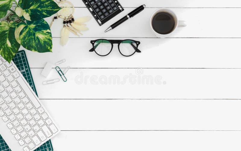 Επίπεδος βάλτε του πίνακα διαστήματος εργασίας γραφείων γραφείων με το ασύρματο πληκτρολόγιο υπολογιστών και στάσιμος στο Υπουργε στοκ εικόνα με δικαίωμα ελεύθερης χρήσης