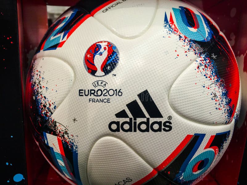 Επίσημη σφαίρα αντιστοιχιών της Adidas BEAU JEU για το footb του 2016 ΕΥΡΏ UEFA στοκ φωτογραφίες με δικαίωμα ελεύθερης χρήσης Επίσημη σφαίρα αντιστοιχιών της Adidas BEAU JEU για το footb του 2016 ΕΥΡΏ UEFA στοκ φωτογραφίες με δικαίωμα ελεύθερης χρήσης