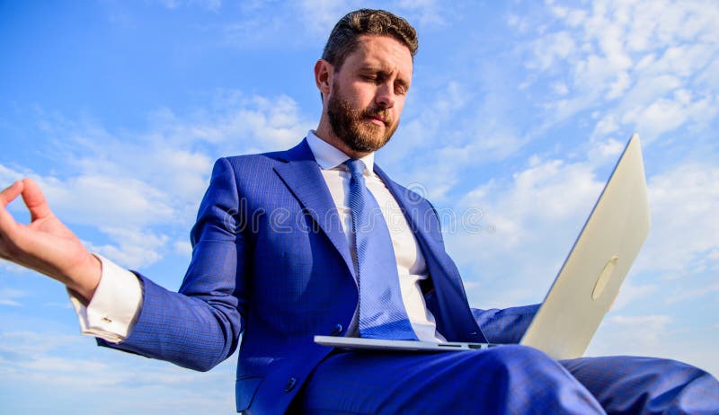 Επίσημο κοστούμι επιχειρηματιών με το lap-top που υπαίθρια Το άτομο δοκιμάζει τη συντήρηση το μυαλό του σαφές Ο επιχειρηματίας βρ στοκ φωτογραφία με δικαίωμα ελεύθερης χρήσης