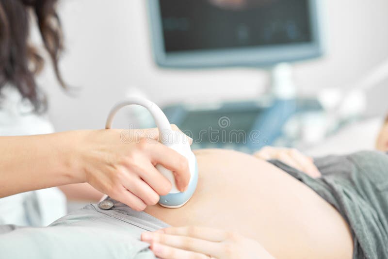 Επαγγελματική διαλογή γιατρών της εγκύου γυναίκας από τον υπέρηχο στοκ φωτογραφίες με δικαίωμα ελεύθερης χρήσης Επαγγελματική διαλογή γιατρών της εγκύου γυναίκας από τον υπέρηχο στοκ φωτογραφίες με δικαίωμα ελεύθερης χρήσης