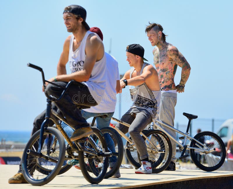 Επαγγελματικοί αναβάτες στον ανταγωνισμό BMX (μοτοκρός ποδηλάτων) Flatland στοκ φωτογραφίες με δικαίωμα ελεύθερης χρήσης Επαγγελματικοί αναβάτες στον ανταγωνισμό BMX (μοτοκρός ποδηλάτων) Flatland στοκ φωτογραφίες με δικαίωμα ελεύθερης χρήσης