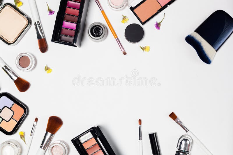 Επαγγελματικά διακοσμητικά καλλυντικά, makeup εργαλεία στο άσπρο υπόβαθρο στοκ φωτογραφία με δικαίωμα ελεύθερης χρήσης Επαγγελματικά διακοσμητικά καλλυντικά, makeup εργαλεία στο άσπρο υπόβαθρο στοκ φωτογραφία με δικαίωμα ελεύθερης χρήσης