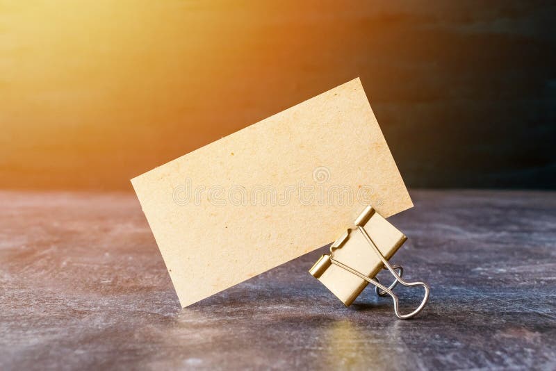 Επαγγελματική κάρτα από ανακυκλωμένο το τέχνη έγγραφο με το συνδετήρα συνδέσμων μετάλλων στον πίνακα στοκ εικόνα με δικαίωμα ελεύθερης χρήσης Επαγγελματική κάρτα από ανακυκλωμένο το τέχνη έγγραφο με το συνδετήρα συνδέσμων μετάλλων στον πίνακα στοκ εικόνα με δικαίωμα ελεύθερης χρήσης
