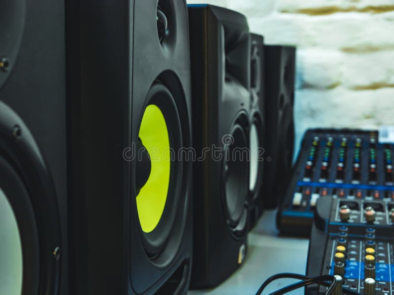 Επαγγελματικοί ακουστικοί ομιλητές του DJ στο στούντιο στοκ εικόνα Επαγγελματικοί ακουστικοί ομιλητές του DJ στο στούντιο στοκ εικόνα