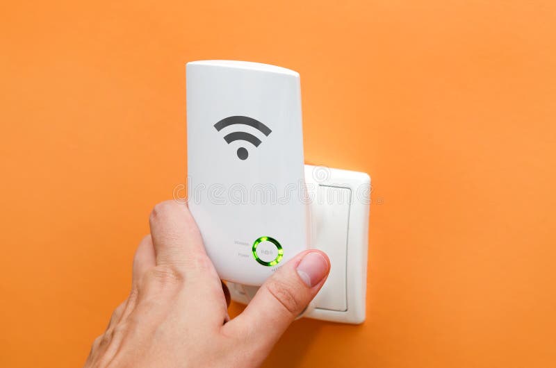 Επαναλήπτης WiFi στην ηλεκτρική υποδοχή Απλά τρόπος να επεκταθεί wireles στοκ εικόνες με δικαίωμα ελεύθερης χρήσης