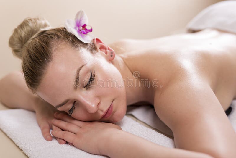 Επεξεργασία ομορφιάς και χαλαρώνοντας πίσω μασάζ στοκ φωτογραφία
