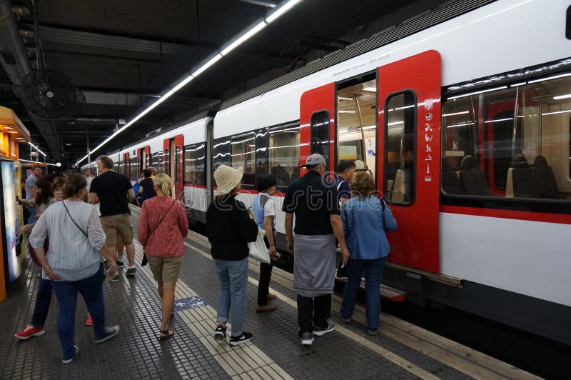 Επιβίβαση του τραίνου στη Βαρκελώνη στοκ φωτογραφίες με δικαίωμα ελεύθερης χρήσης Επιβίβαση του τραίνου στη Βαρκελώνη στοκ φωτογραφίες με δικαίωμα ελεύθερης χρήσης
