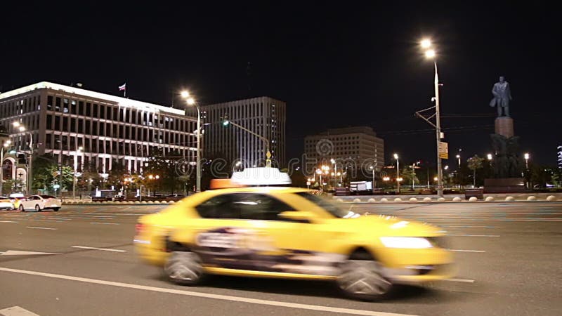 Επιβατικά αυτοκίνητα στην πλατεία Καλουζσκάγια τη νύχτα, Μόσχα και Ρωσία