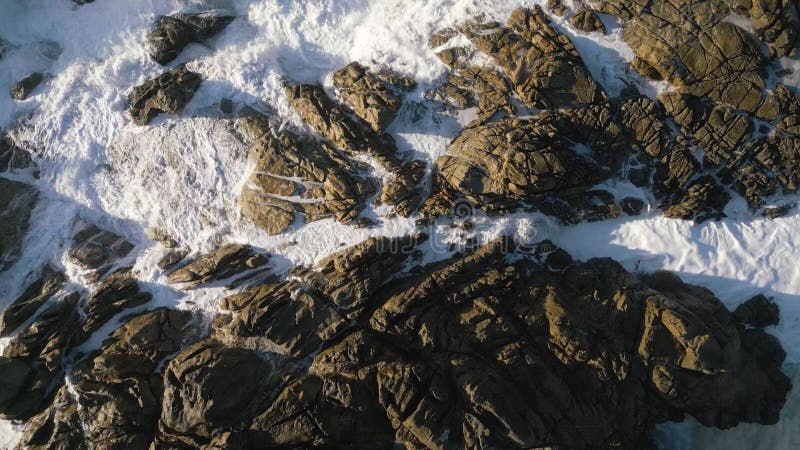 επικίνδυνα θαλάσσια κύματα συντρίβονται πάνω από βράχους στην ακτή. ανάποδο