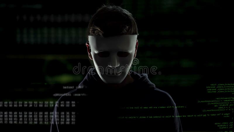 Επικίνδυνο άτομο στην άσπρη μάσκα στο υπόβαθρο κωδίκων και αριθμών, έννοια χάραξης