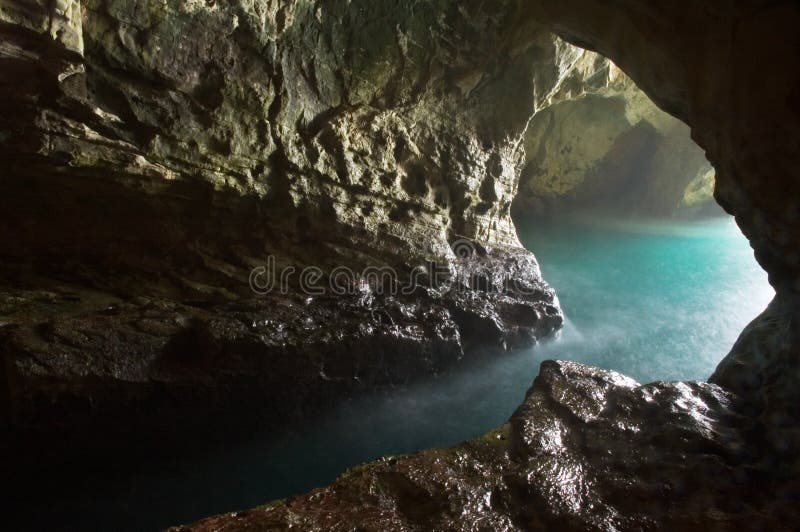 επικεφαλής βράχος grotto στοκ φωτογραφία με δικαίωμα ελεύθερης χρήσης επικεφαλής βράχος grotto στοκ φωτογραφία με δικαίωμα ελεύθερης χρήσης