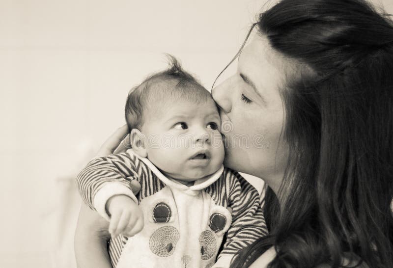 Επικεφαλής πορτρέτο του mom που φιλά την νεογέννητη με την αγάπη στοκ εικόνες με δικαίωμα ελεύθερης χρήσης