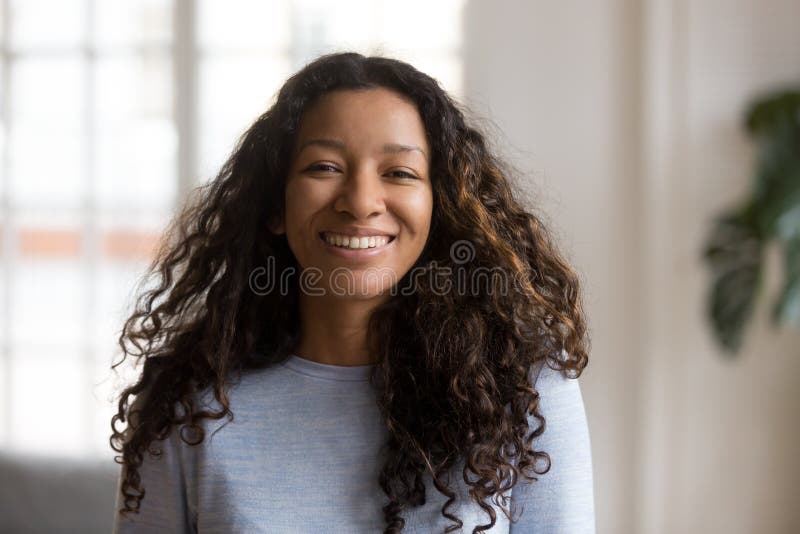 Επικεφαλής πυροβοληθείσα χαμογελώντας γυναίκα αφροαμερικάνων πορτρέτου ελκυστική