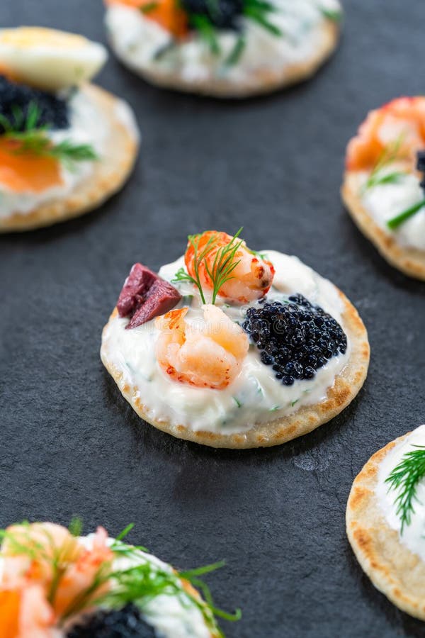 Επιλογή των blinis κοκτέιλ - γαστρονομικά τρόφιμα κομμάτων στοκ εικόνα Επιλογή των blinis κοκτέιλ - γαστρονομικά τρόφιμα κομμάτων στοκ εικόνα