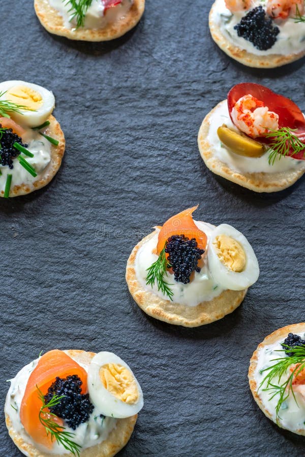 Επιλογή των blinis κοκτέιλ - γαστρονομικά τρόφιμα κομμάτων στοκ εικόνες Επιλογή των blinis κοκτέιλ - γαστρονομικά τρόφιμα κομμάτων στοκ εικόνες