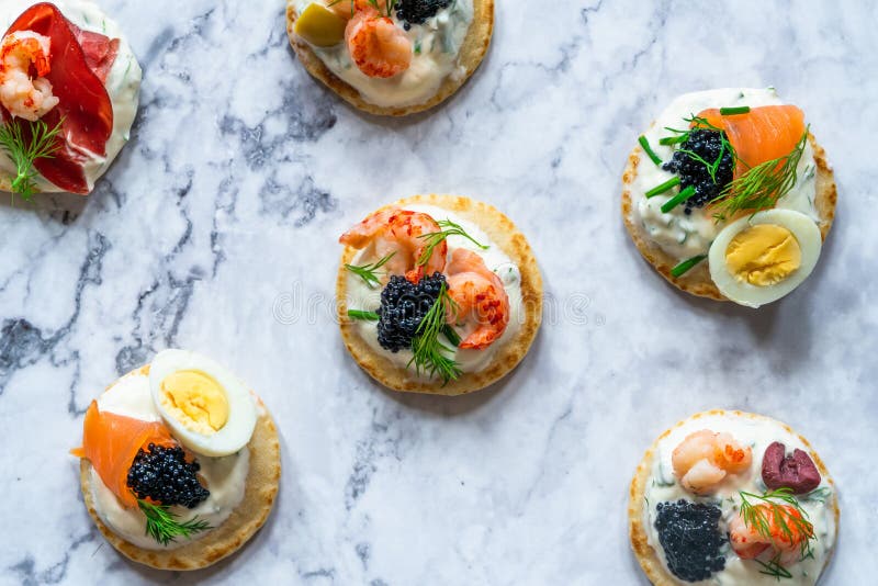 Επιλογή των blinis κοκτέιλ - γαστρονομικά τρόφιμα κομμάτων στοκ φωτογραφία με δικαίωμα ελεύθερης χρήσης Επιλογή των blinis κοκτέιλ - γαστρονομικά τρόφιμα κομμάτων στοκ φωτογραφία με δικαίωμα ελεύθερης χρήσης
