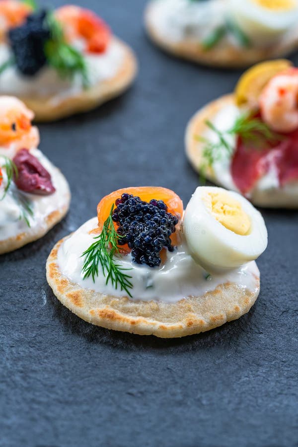 Επιλογή των blinis κοκτέιλ - γαστρονομικά τρόφιμα κομμάτων στοκ φωτογραφία Επιλογή των blinis κοκτέιλ - γαστρονομικά τρόφιμα κομμάτων στοκ φωτογραφία
