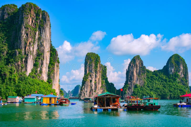 Επιπλέον χωριό, νησί βράχου, κόλπος Halong, Βιετνάμ στοκ φωτογραφία
