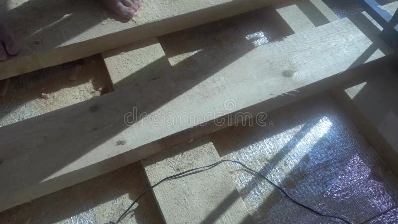Επισκευή, κτήριο, πάτωμα και έννοια ανθρώπων - κλείστε επάνω του ατόμου που εγκαθιστά το ξύλινο δάπεδο απόθεμα βίντεο