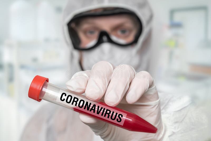 Επιστήμονας κρατά δοκιμαστικό σωλήνα στο CORONAVIRUS COVID- 19 στοκ φωτογραφία με δικαίωμα ελεύθερης χρήσης Επιστήμονας κρατά δοκιμαστικό σωλήνα στο CORONAVIRUS COVID- 19 στοκ φωτογραφία με δικαίωμα ελεύθερης χρήσης