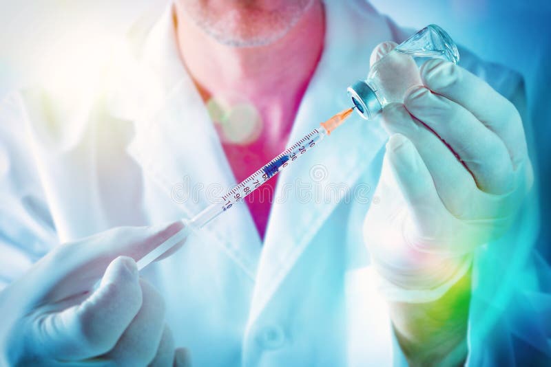 Επιστήμονας με τη σύριγγα και φιαλίδιο στα ερευνητικά φάρμακα έννοιας χεριών στοκ εικόνες με δικαίωμα ελεύθερης χρήσης Επιστήμονας με τη σύριγγα και φιαλίδιο στα ερευνητικά φάρμακα έννοιας χεριών στοκ εικόνες με δικαίωμα ελεύθερης χρήσης