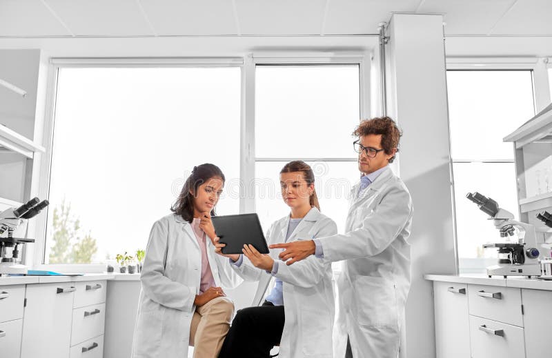 επιστήμονες με υπολογιστές tablet που εργάζονται σε εργαστήριο στοκ εικόνες