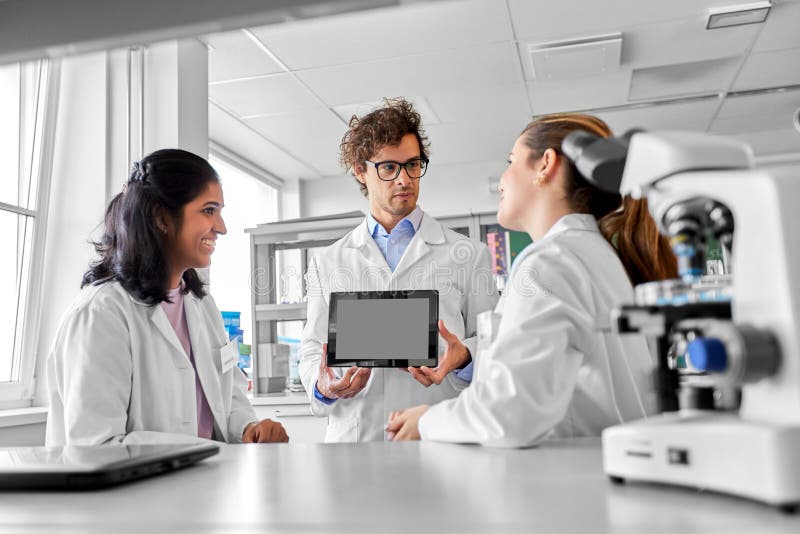 επιστήμονες με υπολογιστές tablet που εργάζονται σε εργαστήριο στοκ φωτογραφία με δικαίωμα ελεύθερης χρήσης