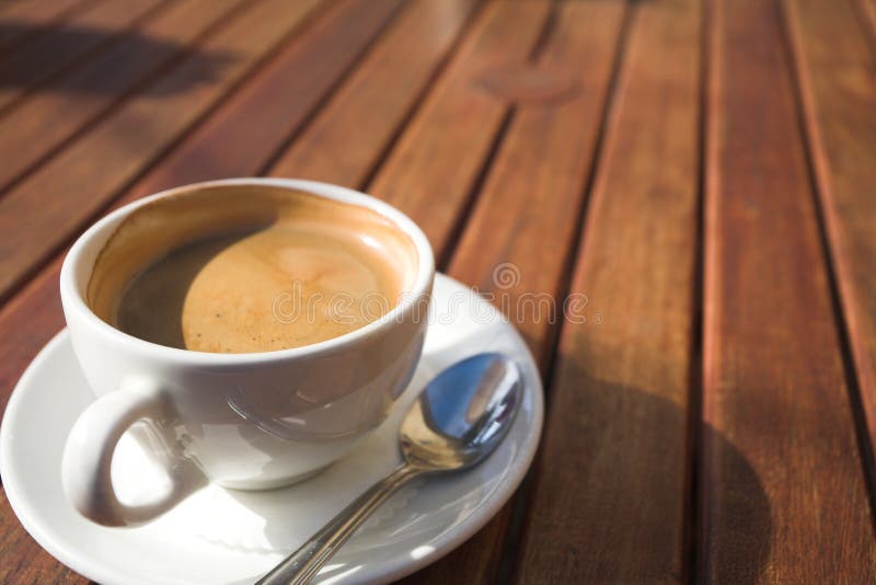 επιτραπέζιο λευκό φλυτ&zeta στοκ φωτογραφία με δικαίωμα ελεύθερης χρήσης