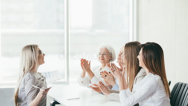 Επιτυχείς επιχειρησιακές γυναίκες υποψήφιος συνέντευξης εργασίας στοκ φωτογραφίες Επιτυχείς επιχειρησιακές γυναίκες υποψήφιος συνέντευξης εργασίας στοκ φωτογραφίες