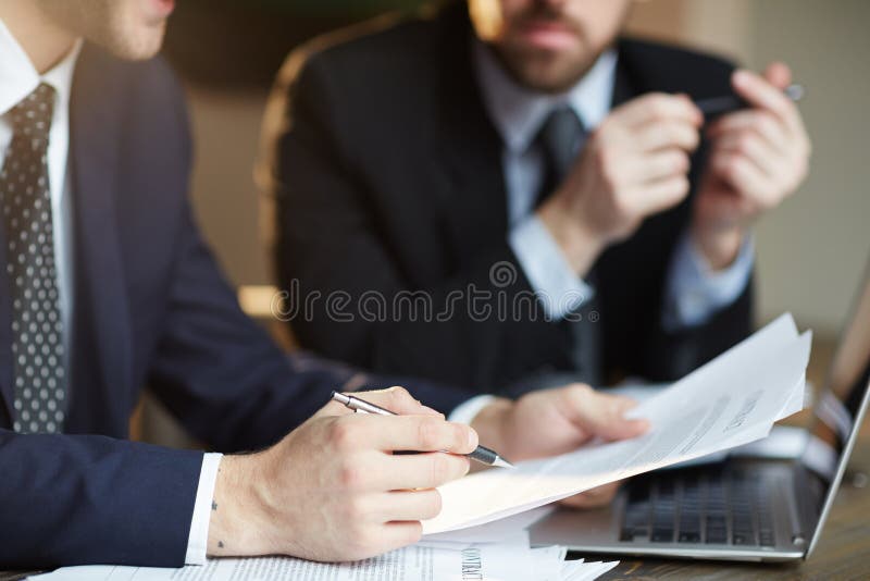 Επιτυχείς συνέταιροι που συζητούν τη σύμβαση στοκ φωτογραφία με δικαίωμα ελεύθερης χρήσης Επιτυχείς συνέταιροι που συζητούν τη σύμβαση στοκ φωτογραφία με δικαίωμα ελεύθερης χρήσης