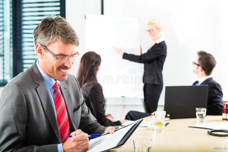 Επιχείρηση - businesspeople διοργανώνει τη συνεδρίαση των ομάδων στοκ εικόνες Επιχείρηση - businesspeople διοργανώνει τη συνεδρίαση των ομάδων στοκ εικόνες