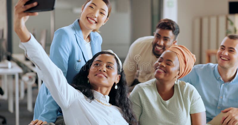 επιχείρηση της office selfie και χαμόγελο για επιτυχία χαρούμενοι και εορτασμοί για όραμα στόχων ή ομαδική εργασία. ομάδα απόθεμα βίντεο